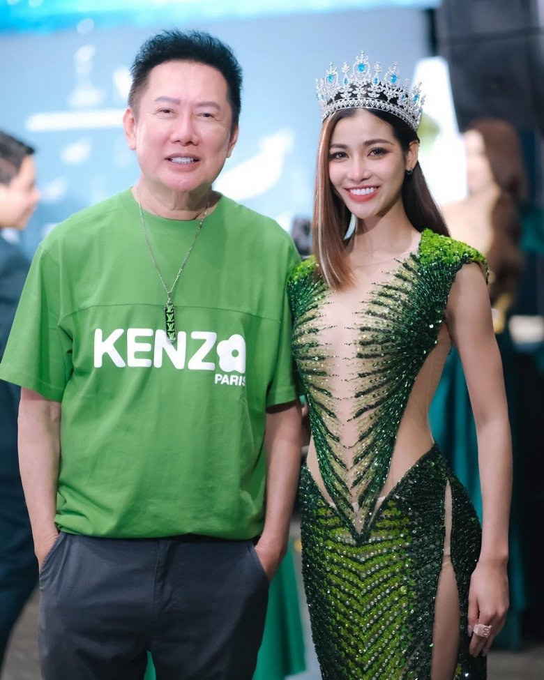 Tân hoa hậu Bam Phailin Wongsa chụp ảnh cùng ông Nawat - Chủ tịch Miss Grand Thailand sau khi đăng quang cuộc thi hoa hậu Hòa bình cấp tỉnh.