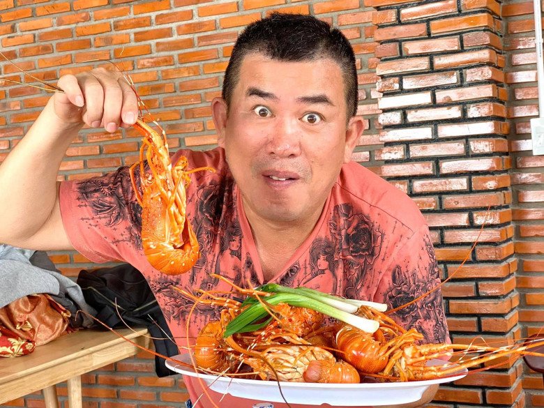 Vì hài sân khấu dần lụi tàn nên anh phải làm thêm Youtube để kiếm thêm.