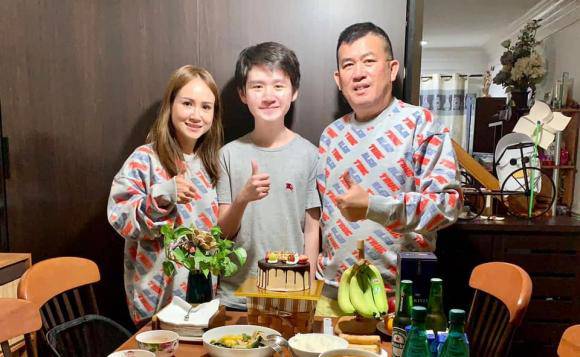 Anh gây chú ý khi tiết lộ vẫn chưa có đám cưới chính thức với vợ.