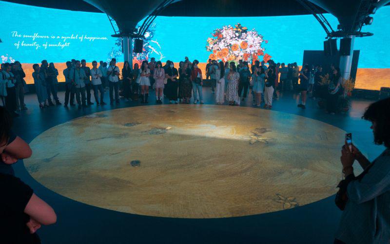 Màn trình diễn nghệ thuật Van Gogh Immersive 720 được thực hiện trong một không gian hình trụ, có diện tích hơn 390m².
