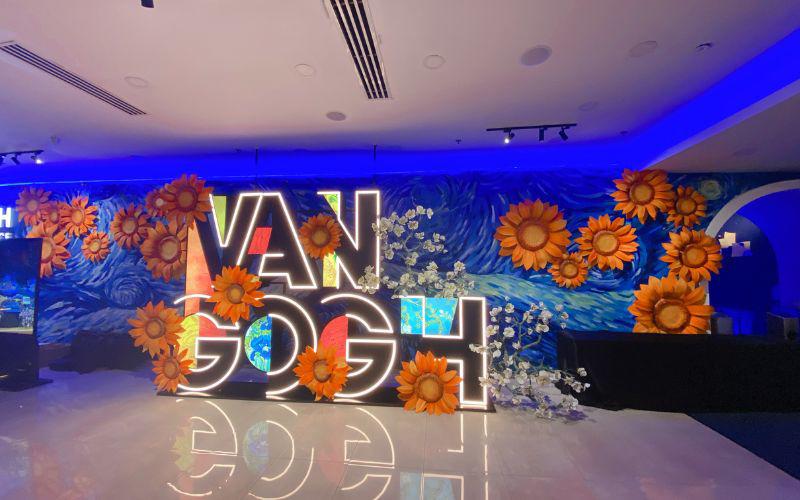 Dù chỉ mới ra mắt hơn 2 tháng, Triển lãm Nghệ thuật tương tác đa giác quan Van Gogh Art Lighting Experience tại Việt Nam đã gây được nhiều ấn tượng. Đây là điểm đến của nhiều người yêu thích hội họa và giới trẻ. 
