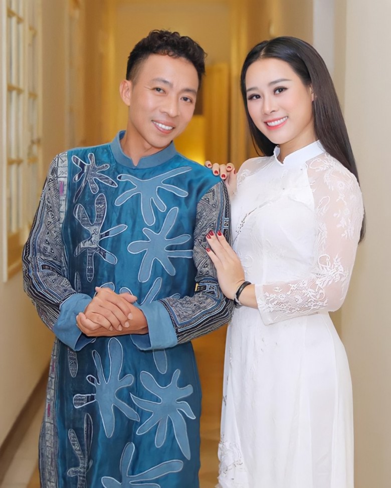 Việt Hoàn và Hoa Trần dừng lại trong hoà bình, 3 con luân phiên ở với cả bố lẫn mẹ.