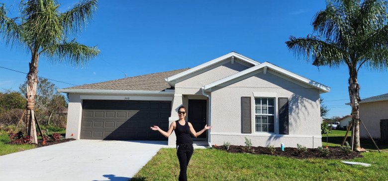 Nữ ca sĩ Hồ Lệ Thu vừa tậu căn nhà thứ 3 ở Mỹ. Cơ ngơi mới này có diện tích gần 1.000 m2, nằm gần cảng Charlotte, bang Florida.