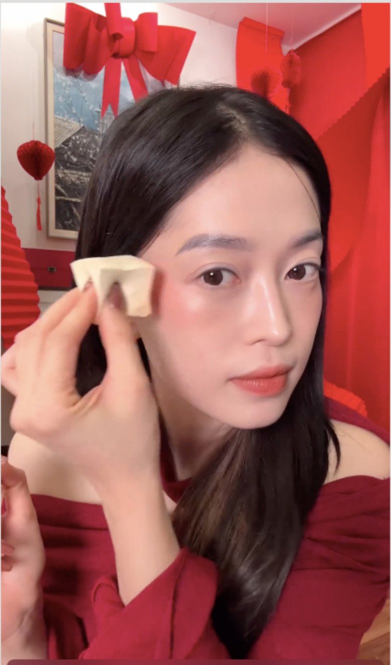 Sau đó cô dùng má hồng dạng kem và tán đều với bông mút ẩm. Sản phẩm má hồng dạng kem này được khuyên dùng cho những ai thích lớp make-up bóng bẩy. Dạng bột hay phấn nén sẽ làm cho lớp nền của bạn lì đi.