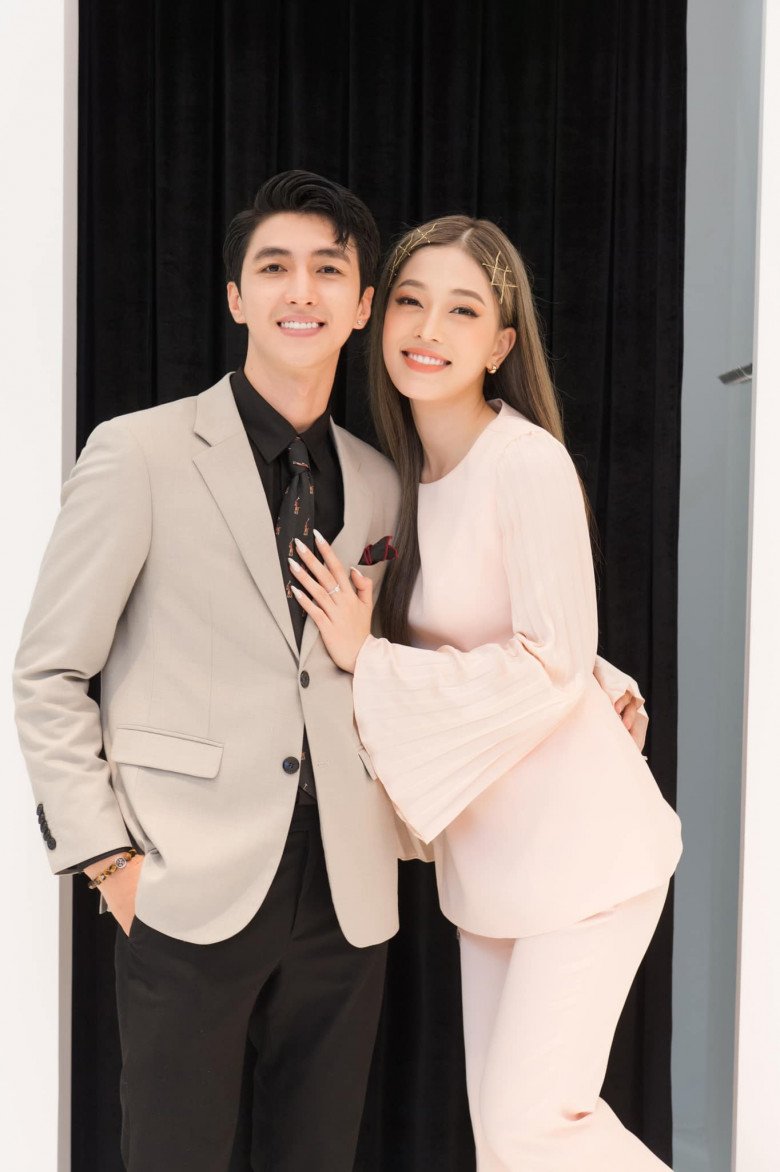 Sau khi kết hôn với nam diễn viên Bình An và có công việc ổn định tại VTV, người đẹp ít tham gia các hoạt động giải trí hơn song cô vẫn đồng hành cùng với người hâm mộ qua Vlog.