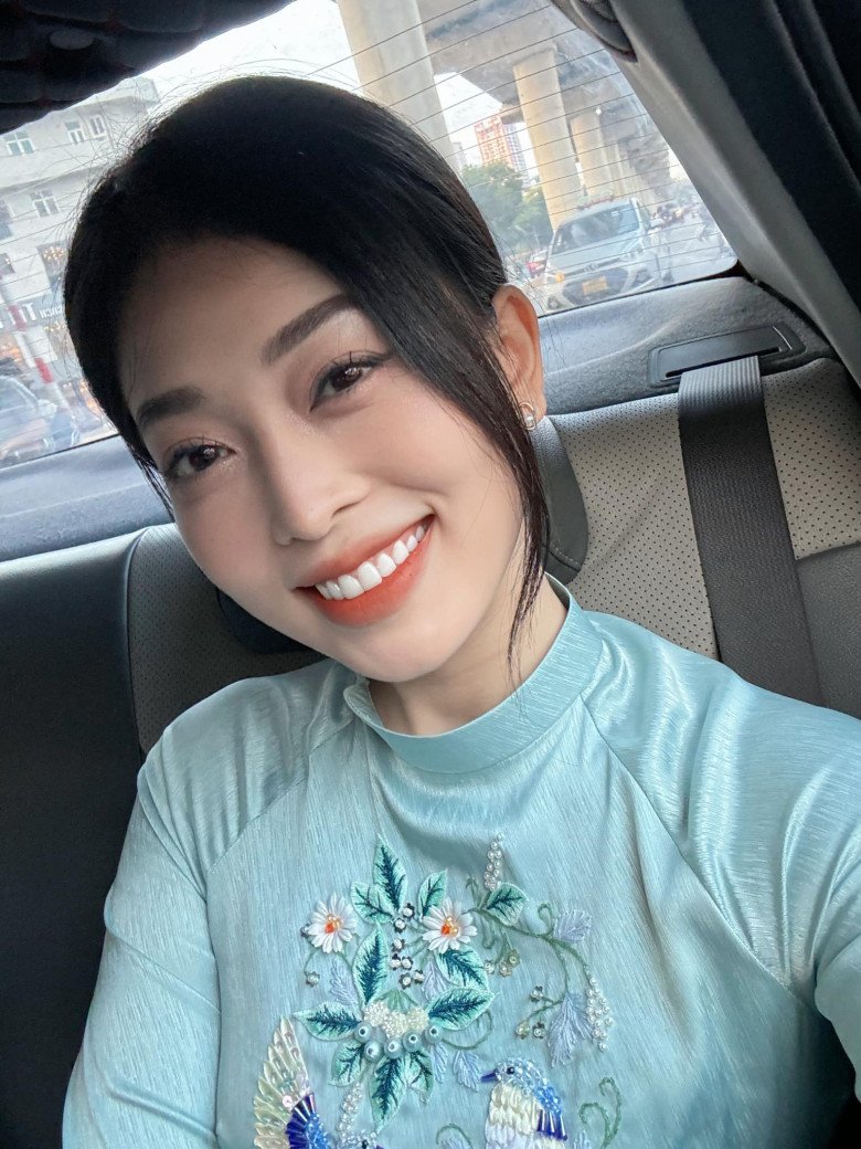 Chị em Tết này hoàn toàn có thể áp dụng cho layout chơi lễ khi mix cùng áo dài.