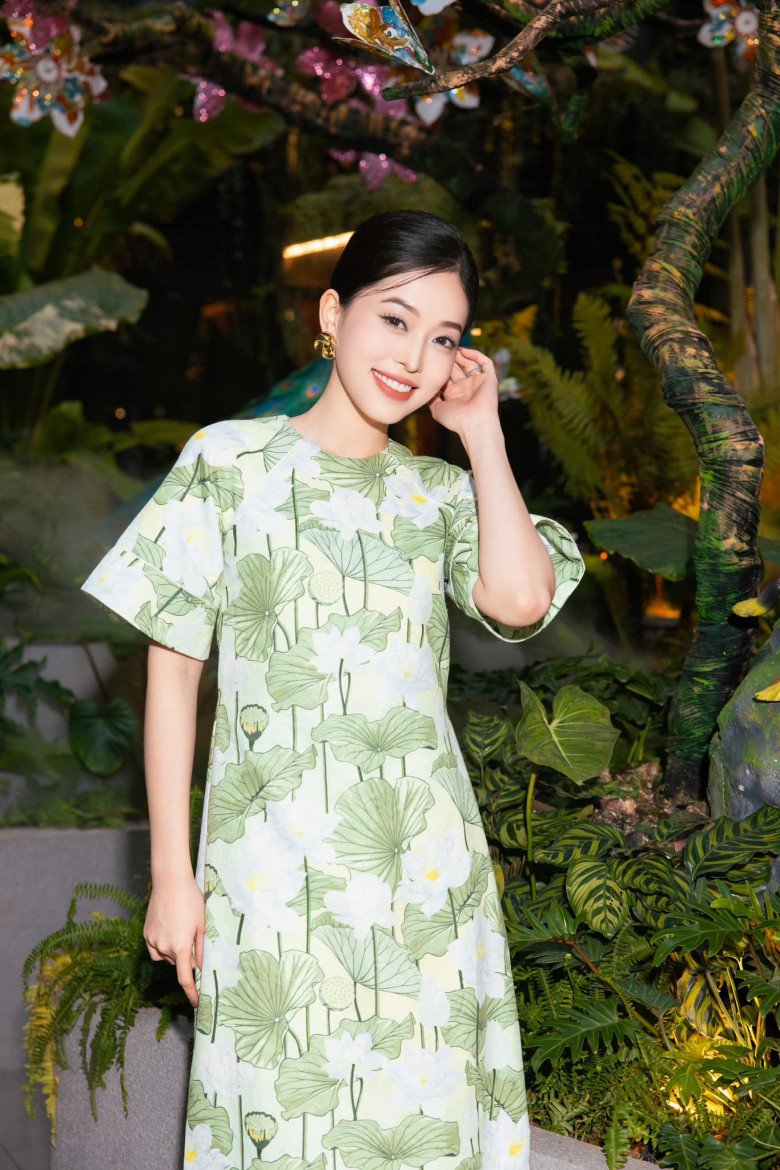 Style make-up cô gợi ý kiểu trên không có phấn phủ để cho vẻ bóng bẩy. Tuy nhiên, với làn da dầu, nàng nên cân nhắc và phủ thêm phấn kẻo lại phản tác dụng.