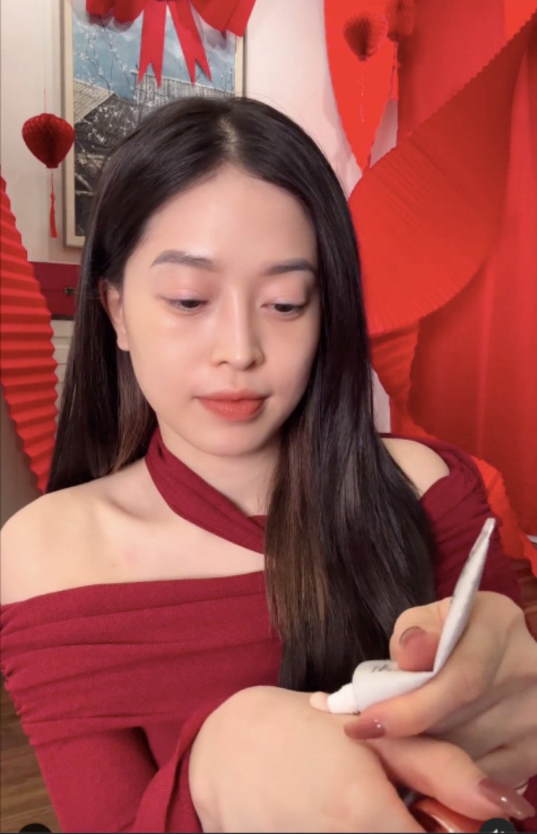 Sau khi hoàn thành các bước skincare cơ bản, Phương Nga tiến hành thoa kem chống nắng. Sản phẩm cô dùng là dòng chống nắng nâng tông nên nó như thể tích hợp cả kem nền 2 trong 1. Hiện nay có 1 số dòng chống nắng nâng tông có nhũ nhẹ, chị em lười dặm kem nền có thể cân nhắc.