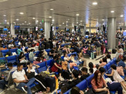 Tin tức - Sân bay Tân Sơn Nhất chật ních lúc giữa đêm, hành khách vạ vật chờ về quê ăn Tết