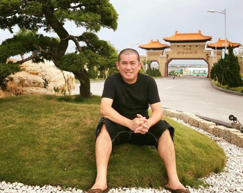 Anh từng có 5 năm làm nghề quét vôi mộ, nhặt cỏ ở nghĩa trang.