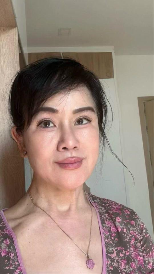 Gương mặt gọn gàng và làn da tươi sáng căng mịn của mẹ ruột Minh Hà chỉ như đang ở lứa tuổi 40. Làn da, mái tóc của bà không có dấu hiệu sự lão hóa một cách đáng ngưỡng mộ.