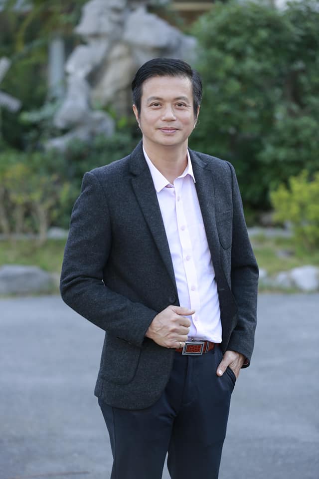 Ngoài xuất hiện trên màn ảnh nhỏ, anh còn là một diễn viên của Nhà hát Tuổi Trẻ.