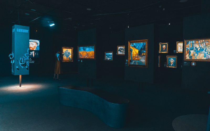Bên cạnh sự nâng cấp lần này, Triển lãm Van Gogh cũng thu hút đông đảo công chúng bởi 16 điểm chạm trải nghiệm đặc sắc khác. Đây chắc hẳn sẽ là điểm đến lý tưởng của Gen Z - những người đam mê khám phá và tìm kiếm những trải nghiệm lý thú.
