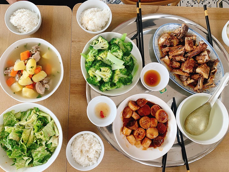 “Bữa cơm gia đình không chỉ là để chúng ta được ăn ngon, mà còn gắn kết các thành viên trong gia đình rất nhiều. Mình cũng là người hay hoài niệm, nên mỗi món ăn mà mình nấu thường được gắn theo kỷ niệm với một ai đó”, Trang nói.
