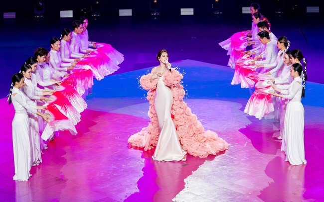 Chi Pu xuất hiện trên sân khấu đầy xinh đẹp và nhẹ nhàng với bộ cánh màu hồng đào - tone màu hot trend của năm 2024.