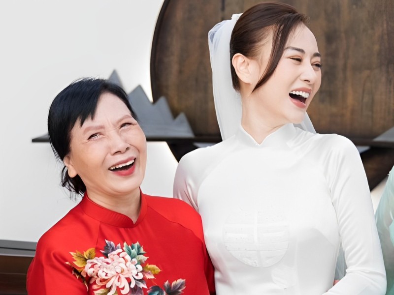 Phương Oanh còn vui vẻ cho biết cô được mẹ chồng yêu thương như con ruột. Cô kể: "Tôi và mẹ đồng điệu, hợp tính nên không có khoảng cách. Nhiều khi mẹ chồng còn cứ trêu tôi là con gái của mẹ, còn anh Bình là con rể".
