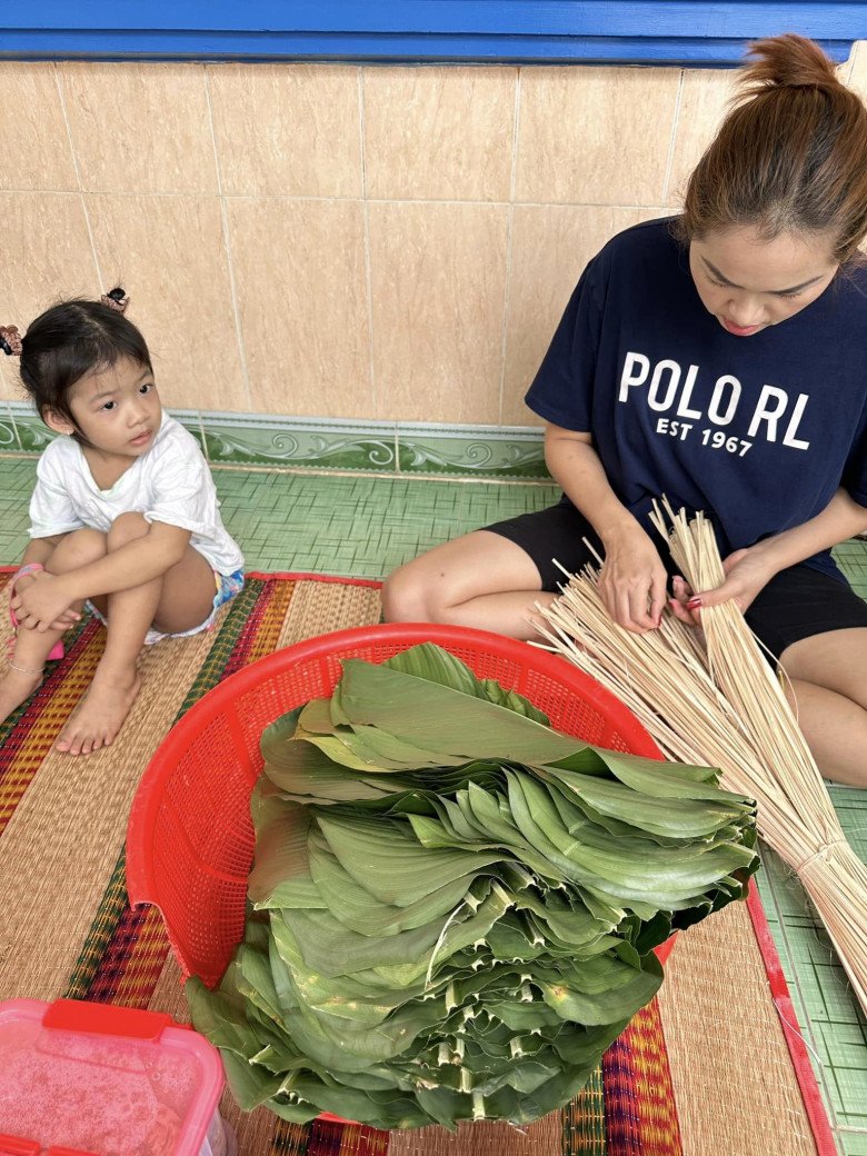 Bà mẹ đông con nhất showbiz Việt làm món ngon khiến bạn của con xuýt xoa, tất tả gói bánh chưng sớm - 12