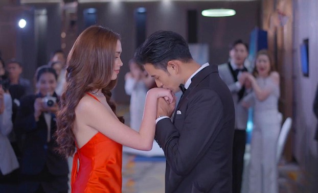 Anh khen tôi nay ăn diện nhìn đẹp hơn hôm ở trên xe khách nhiều. (Ảnh minh họa)