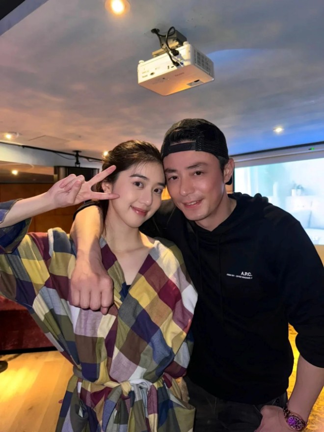 Hoắc Kiến Hoa chụp hình chung cùng với Lý Khải Hinh. 