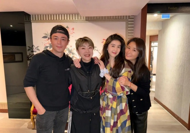 Lâm Tâm Như cũng có mặt trong bức ảnh cùng đoàn làm phim. 