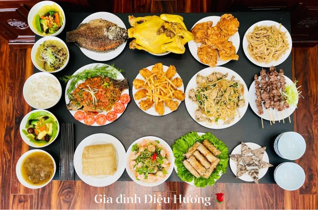Clip gia đình Diệu Hương cùng gói bánh chưng, giữ gìn bản sắc Việt trên đất Mỹ.