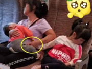 Làm mẹ - Mẹ bỉm đưa 2 con về quê đón Tết nhưng ngủ quên trên tàu, ai cũng xúc động khi nhìn thấy bàn tay của người mẹ