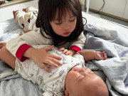 Làm mẹ - Con gái Quách Ngọc Tuyên mới 4 tuổi đã biết dỗ dành em cực ngọt khiến bố mẹ cũng "rụng tim"