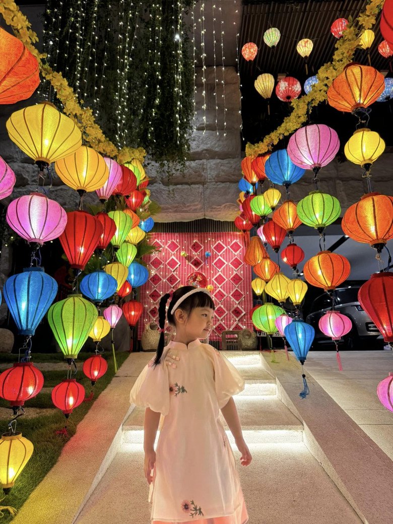 Background chụp ảnh của 2 nhóc tì được chính Đàm Thu Trang decor cực nghệ thuật. 