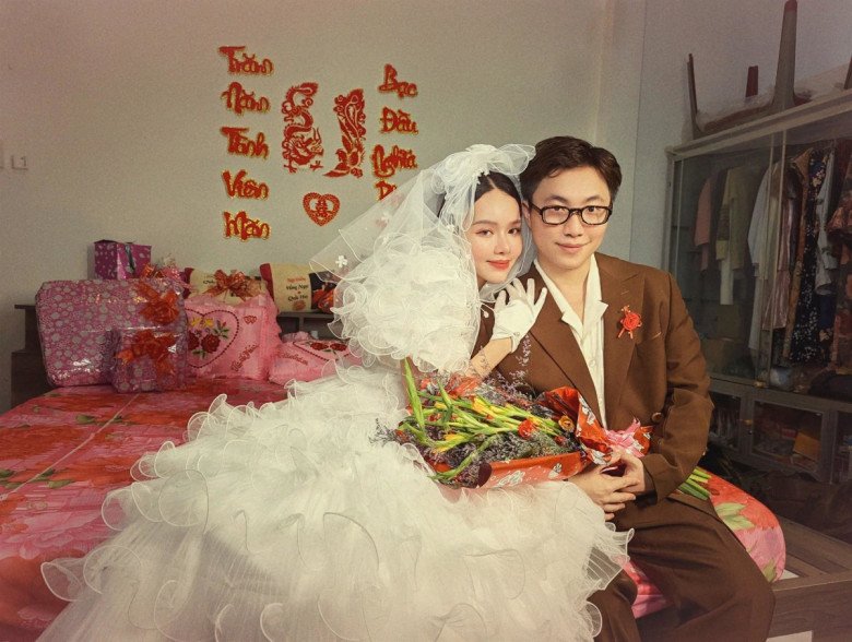 Nhiều bạn trẻ ở Việt Nam cũng đã hưởng ứng trào lưu tổ chức đám cưới hay chụp ảnh cưới kiểu xuyên không để kỉ niệm cho ngày trọng đại này.