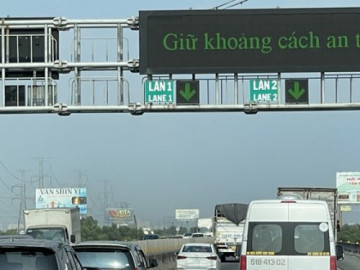 Tài xế căng như dây đàn với tốc độ rùa bò trên cao tốc ngày cận Tết