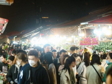 Khung cảnh tấp nập tại chợ hoa Quảng An ngày cận Tết