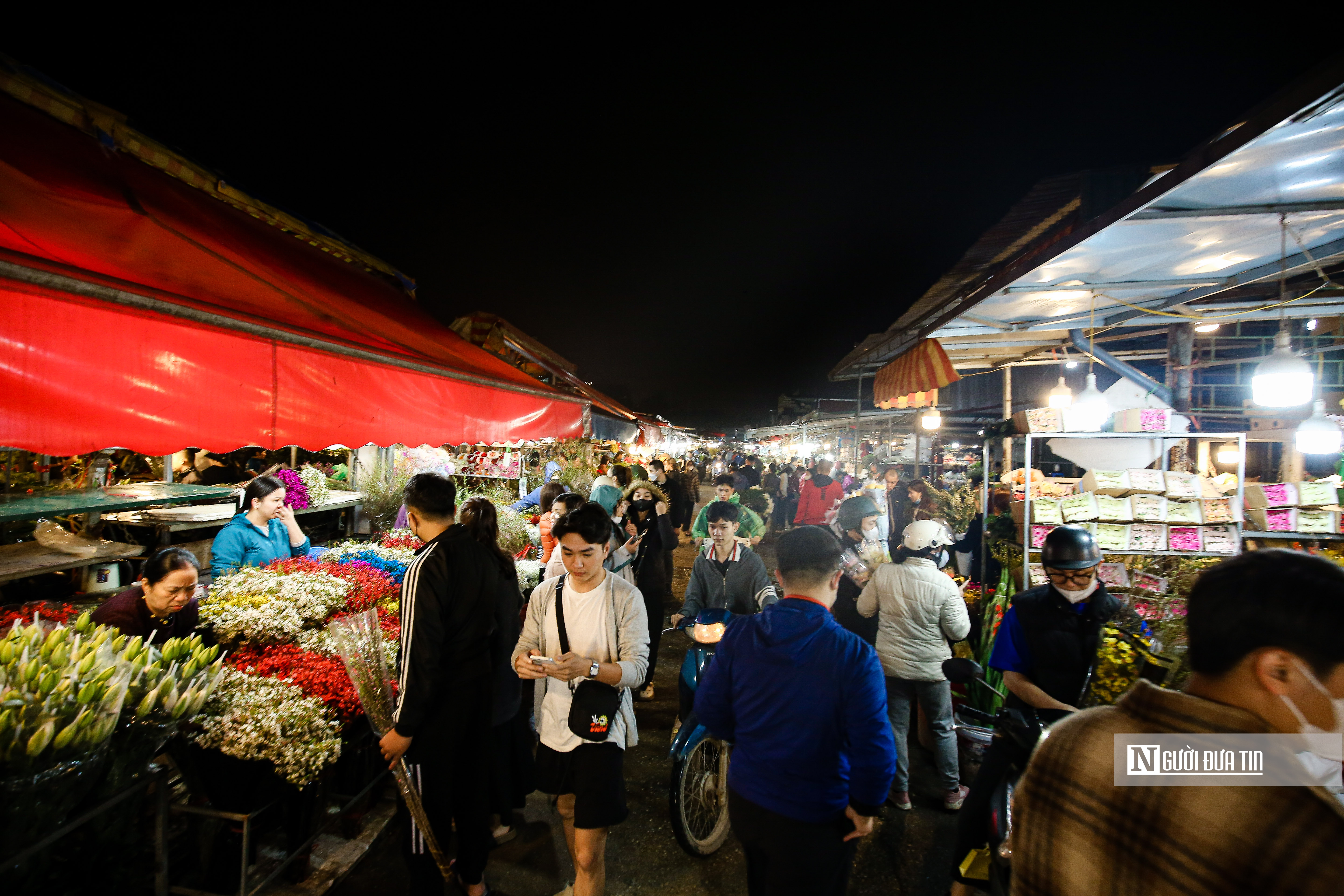 Ghi nhận của Người Đưa Tin đêm ngày 5/2 (tức 26 Tết) tại chợ hoa Quảng Bá (quận Tây Hồ, Tp.Hà Nội) khung cảnh lại trở nên tấp nập, nhộn nhịp hơn thường ngày.