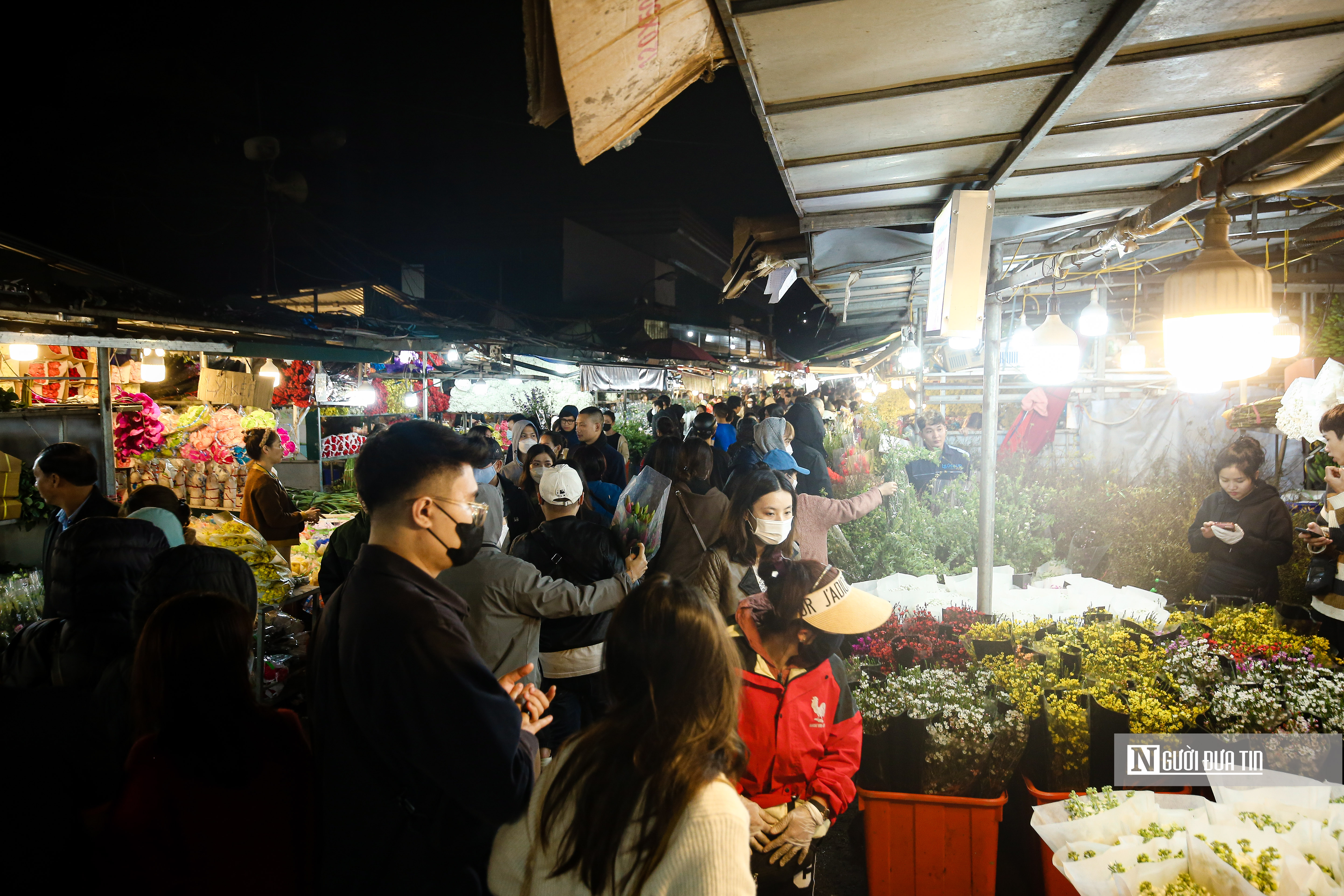 Nơi đây được coi là một bộ mặt khác của Hà Nội về đêm, không yên bình, không tĩnh lặng mà tấp nập, ồn ã với người bán kẻ mua hoa ra vào tấp nập.