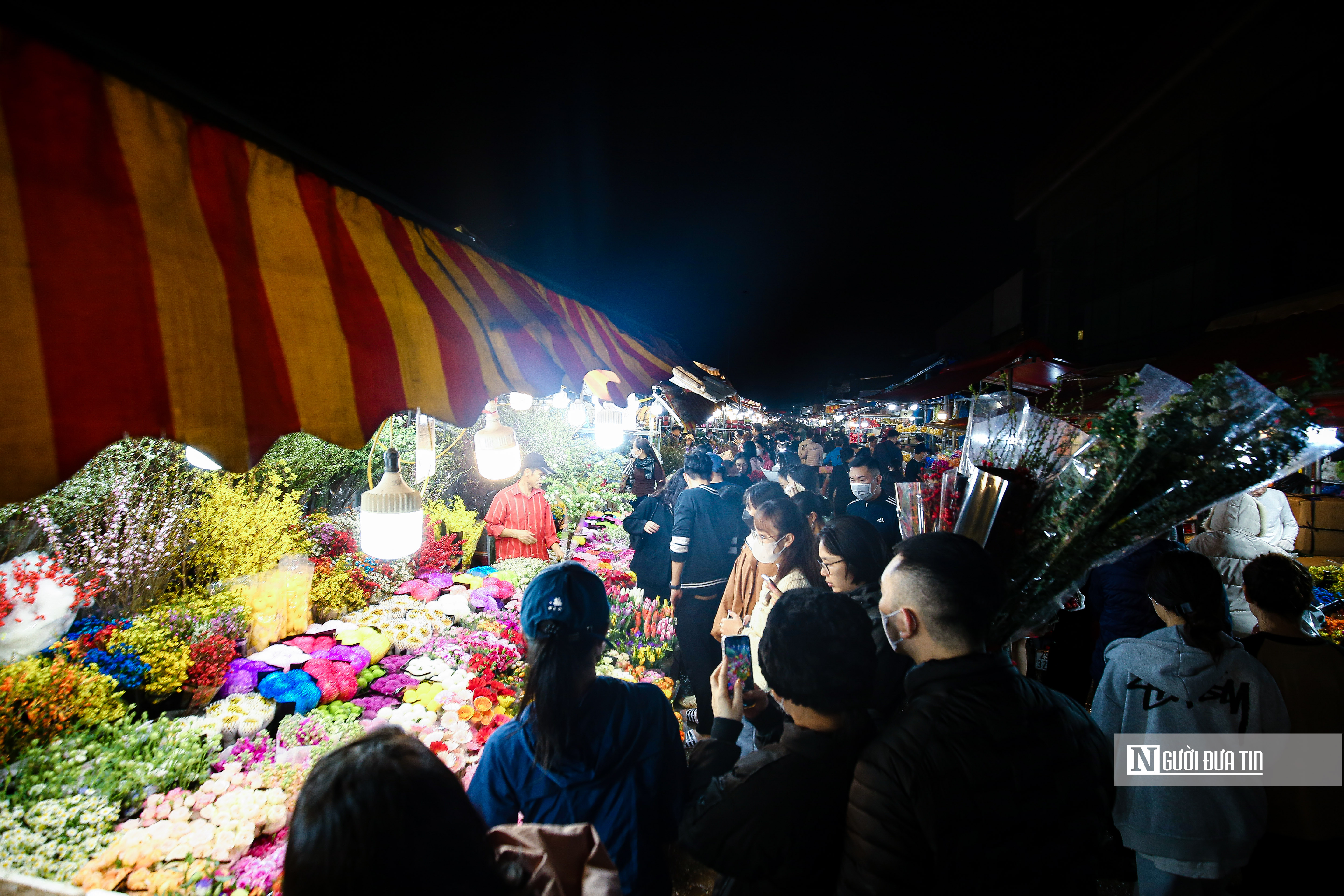 Càng về đêm, chợ hoa Quảng An càng đông đúc người đến mua hơn.