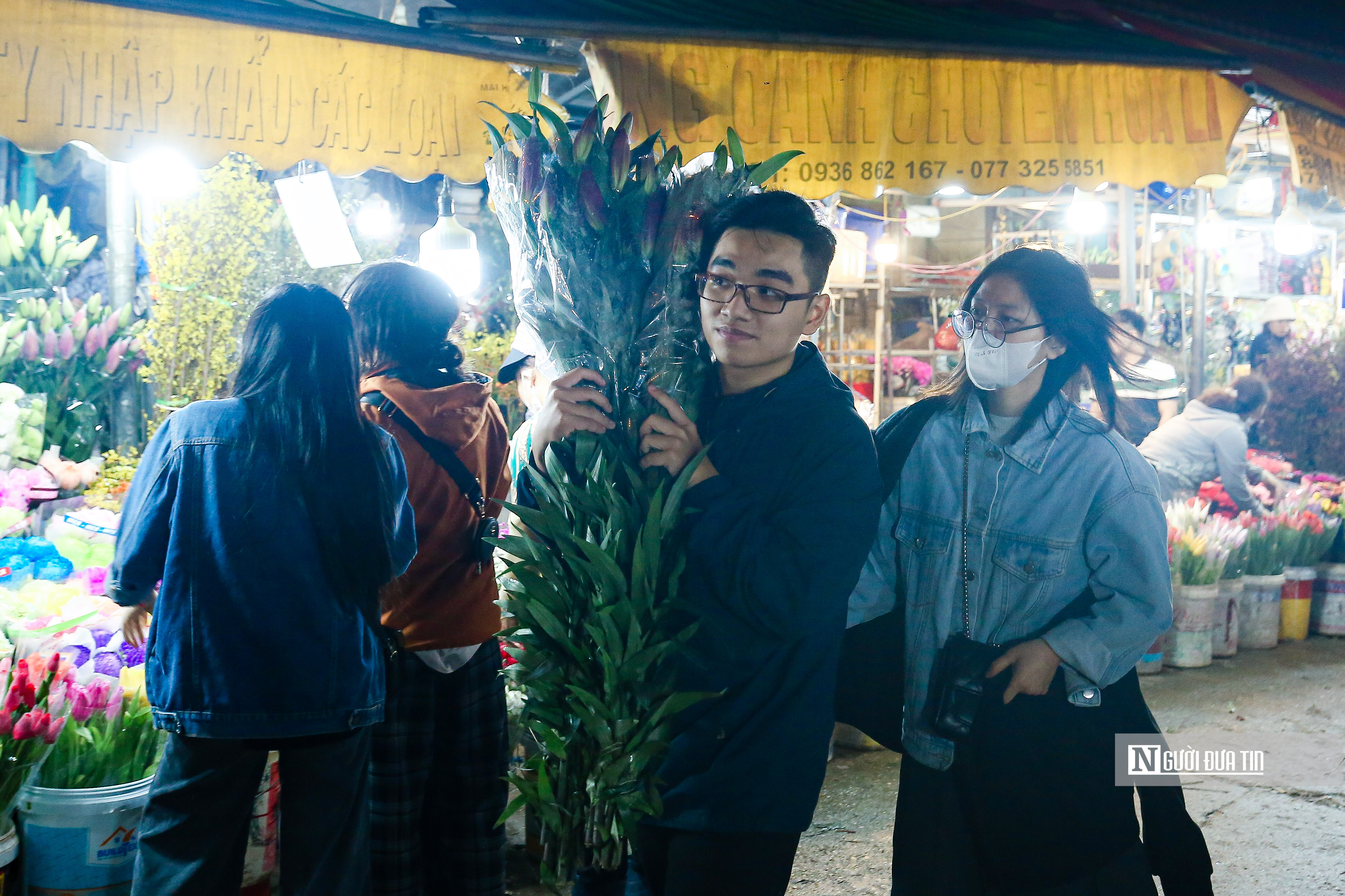 Người dân rời khỏi chợ hoa Quảng An đều chọn mua cho mình một loài hoa yêu thích.