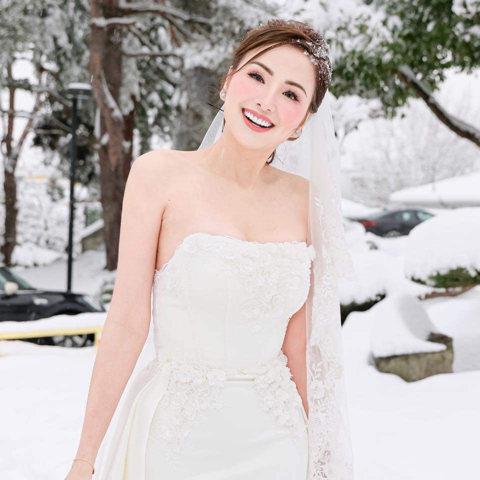 Hoa hậu Diễm Hương rạng rỡ làm cô dâu mới. 