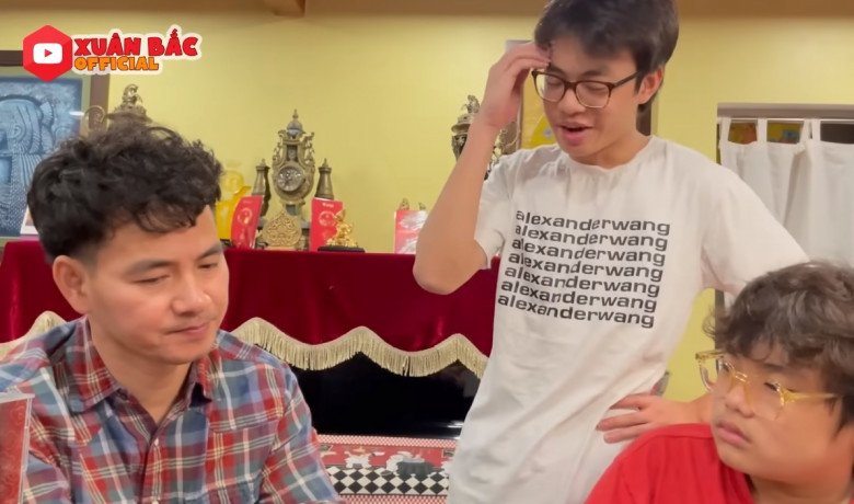 Xuân Bắc thổ lộ với 2 con: Bố nghĩ các con phải thấy tự hào khi bố cùng mọi người đưa ra tác phẩm hay, có ý nghĩa như thế này. Nam nghệ sĩ cũng nhờ các con nhắn nhủ đến mẹ.