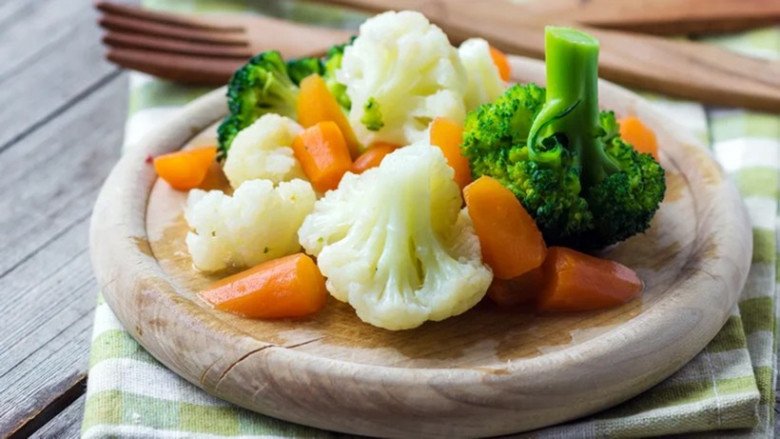 Nên ưu tiên các phương pháp nấu ăn ít calo như luộc, hầm, om,... (Ảnh minh họa)