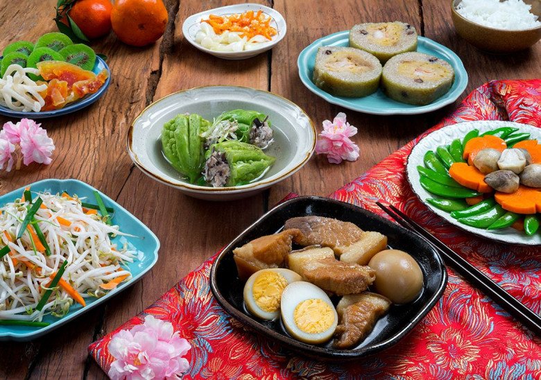 Khi ăn cơm ngày Tết nên ưu tiên ăn canh, rau trước, sau đó mới là thịt, cơm. (Ảnh minh họa)