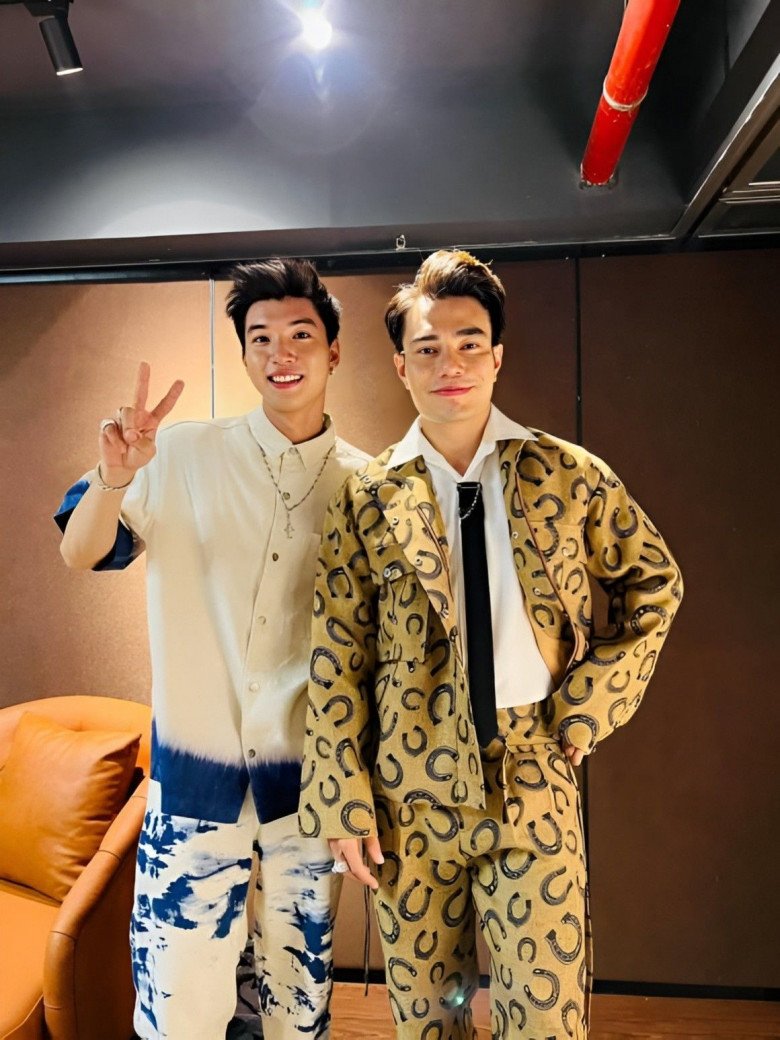 Đặc biệt, Lê Dương Bảo Lâm - nhân vật luôn so kè nhan sắc cùng HIEUTHUHAI chắc chắn không bỏ lỡ cơ hội tạo ra những pha “chặt chém” hài hước để thử xem chàng rapper “chồng quốc dân” ứng biến nhanh trí cỡ nào. 