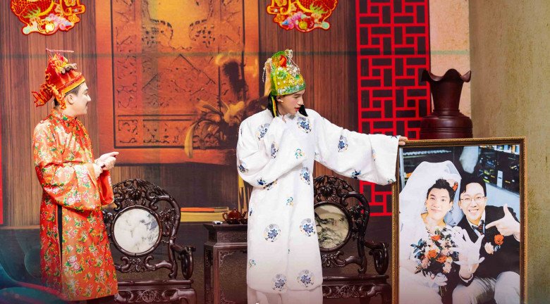 Trên sân khấu, còn có cả bức ảnh cưới của Trấn Thành và HIEUTHUHAI khiến khán giả tò mò và không khỏi khoái chí đoán vai diễn của cả hai.