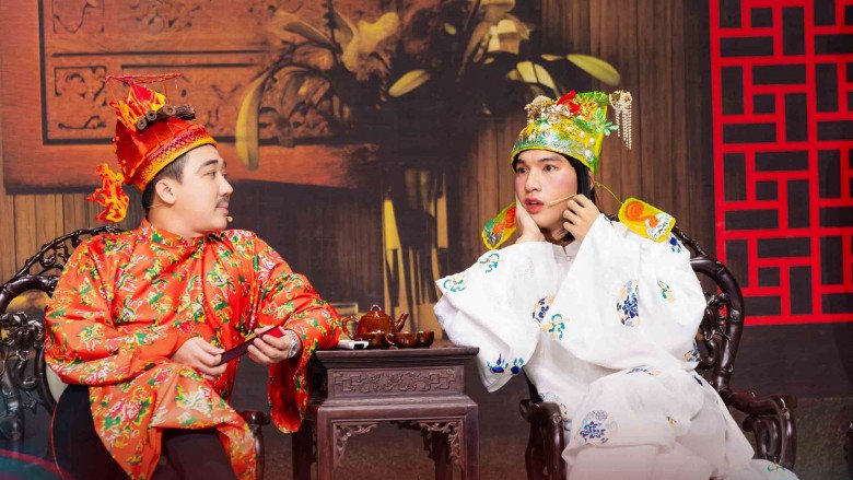 Tạo hình của bộ 3 trưởng phòng, phó phòng cũng có những chi tiết ấn tượng không kém: Trấn Thành nổi bật với áo dài đỏ, Lê Dương Bảo Lâm đeo dây chuyền “khủng” như treo đầy “lộc vàng” trên cổ trong khi đó Ngô Kiến Huy đội chiếc mũ màu hồng khá dễ thương.