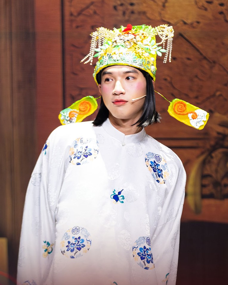 Dân mạng được dịp cười nghiêng ngả với hình ảnh mới của anh chàng được mệnh danh là chồng quốc dân ở showbiz Việt và dí dỏm bình luận: Còn đâu chồng quốc dân, Trời ơi, tôi cười muốn điên luôn, Má ảnh hồng cỡ đó, Thì ra đây là Hiếu Thị Hai, Giao diện ngoan xinh yêu đây rồi, Mê cái cách anh ấy làm duyên, Xinh dữ...