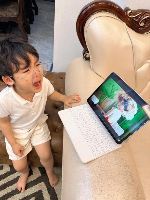 Hình ảnh con trai Hòa Minzy cày view cho sản phẩm mới của mẹ, biểu cảm khiến dân mạng bật cười.