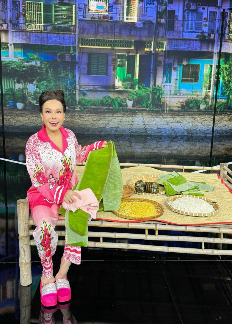 Vừa qua, Việt Hương cũng tổ chức buổi gói bánh đặc biệt tặng bánh tét dành tặng người thiếu may mắn ăn Tết. Hình ảnh cô hào hứng ngồi gói bánh khiến người hâm mộ thích thú.