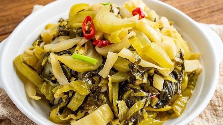 Cải bẹ xanh muối dưa chứa nhiều nitrit, mọi người nên ăn vừa phải. (Ảnh minh họa)