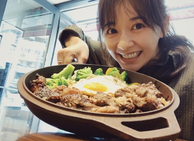 Thức ăn của cô có rất ít gia vị.