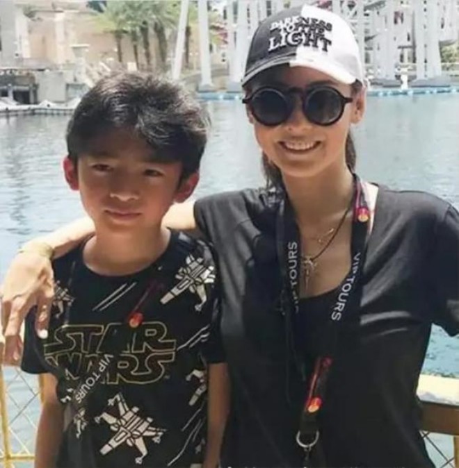 Ngôi sao 24/7: Đang yên đang lành, quý tử nhà Trương Bá Chi dính tin amp;#34;dao kéoamp;#34; để giống bố - 1