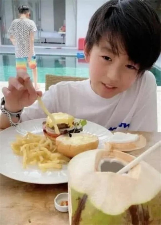 Ngôi sao 24/7: Đang yên đang lành, quý tử nhà Trương Bá Chi dính tin amp;#34;dao kéoamp;#34; để giống bố - 3