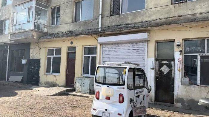 Lớp học thêm chỉ cách cửa phòng Yanyan vài mét.